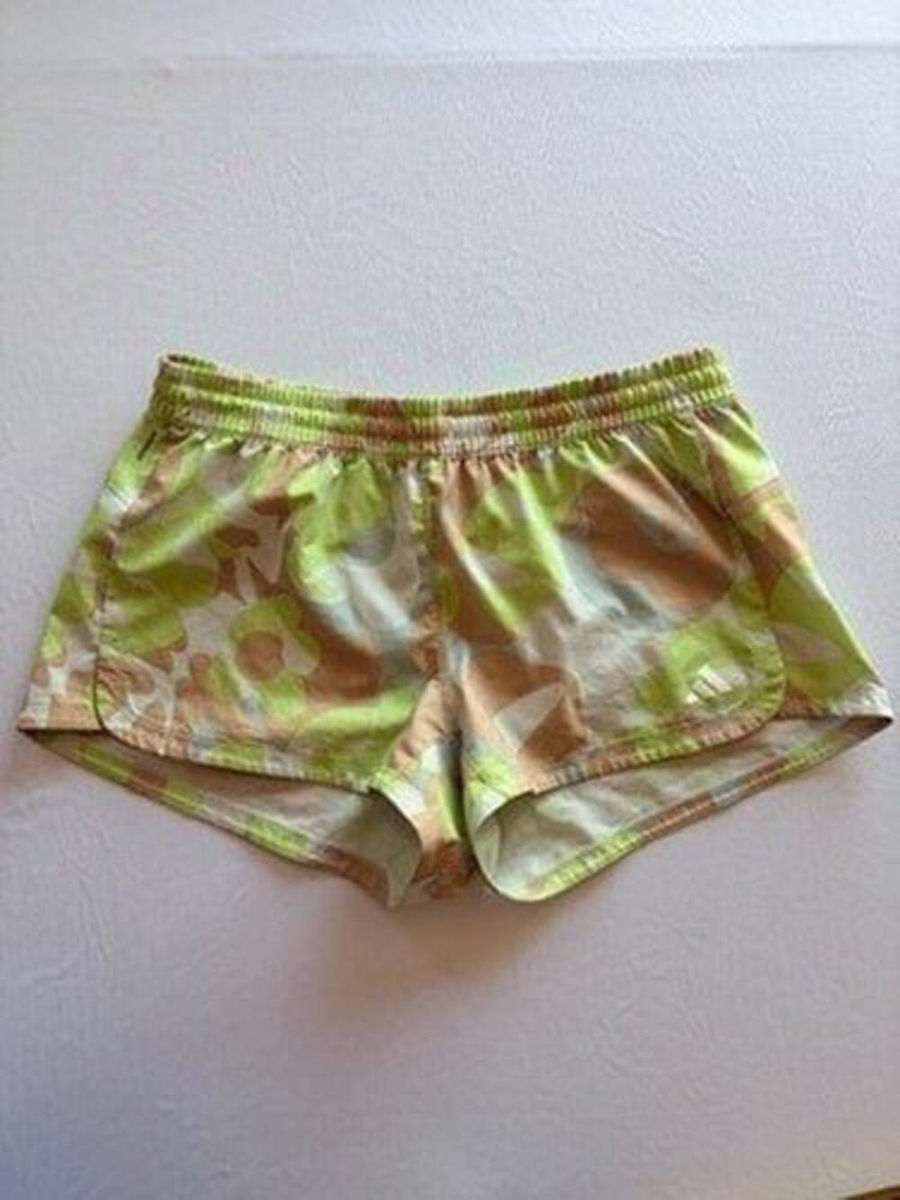adidas Running Shorts Womens M Green Floral Camo Athletic Dolphin Hem Aeroready